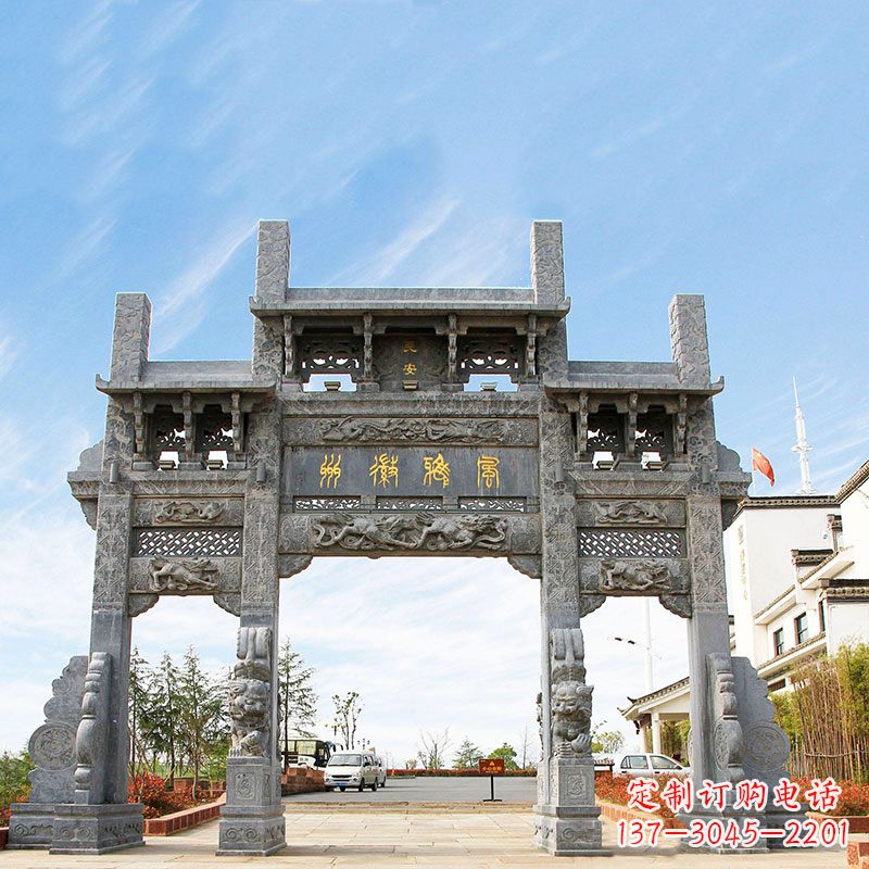 大连城市园林中精美的牌坊雕塑
