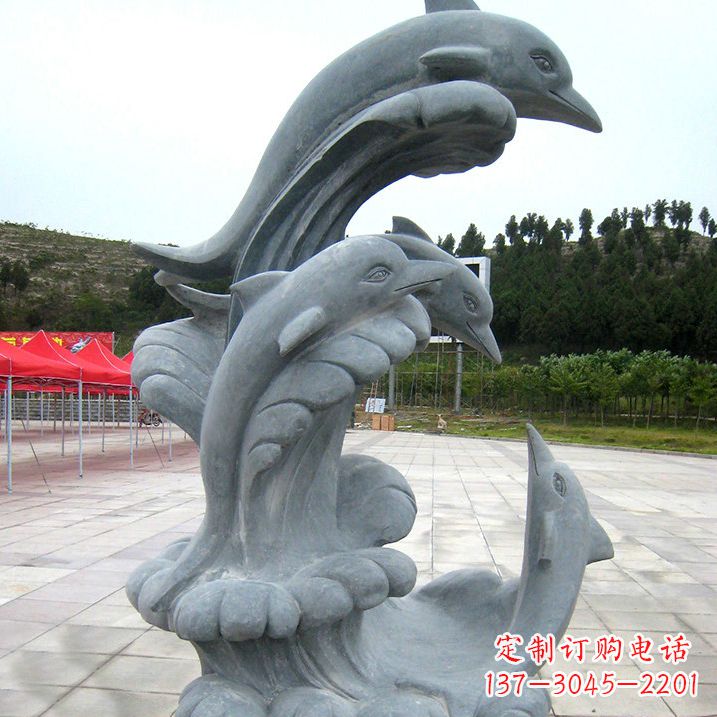 大连海豚雕塑凝聚着美丽与动感
