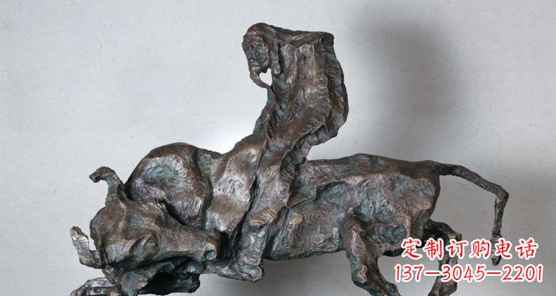 大连抽象的骑牛人物公园动物铜雕