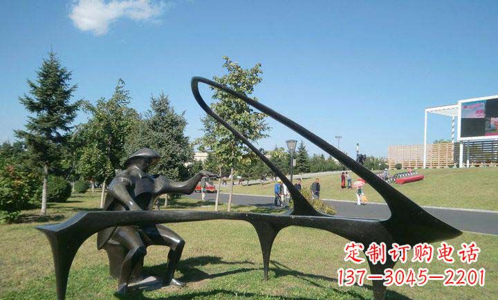 大连抽象人物弹钢琴铜雕