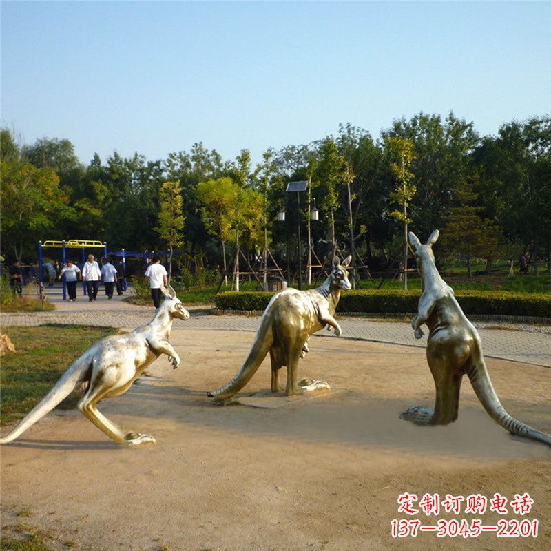 大连袋鼠雕塑点缀小区公园和谐景观