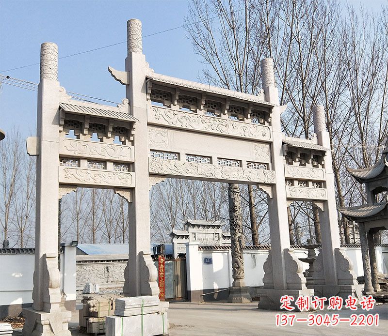 大连村口的珍贵文化——牌坊雕塑