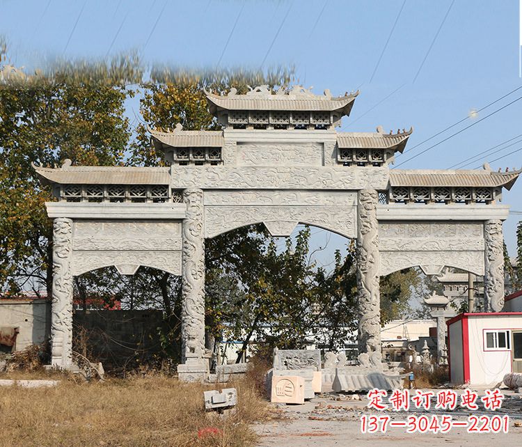 大连村镇门口的石雕牌坊展现精湛工艺