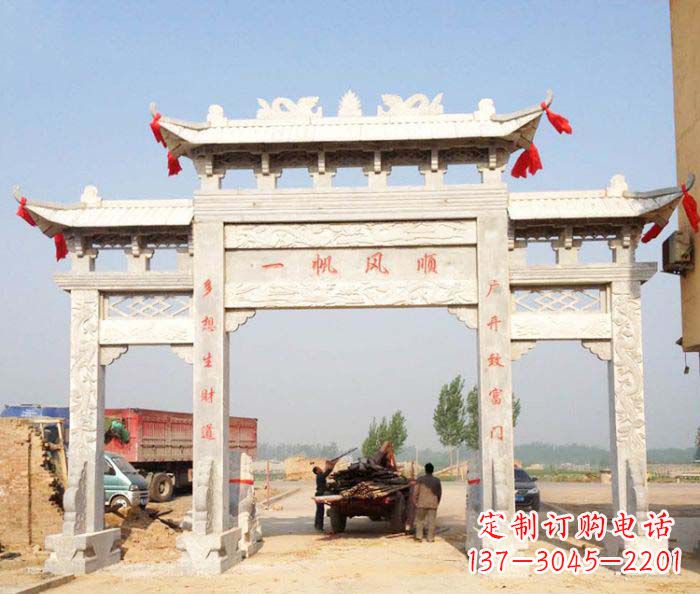 大连村庄大理石三门牌坊石雕。