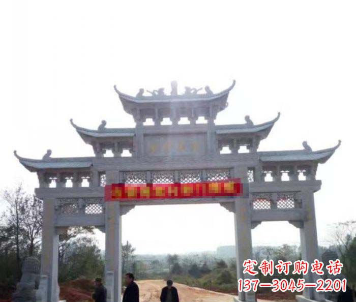 大连三门石雕牌楼古老而精美的雕塑