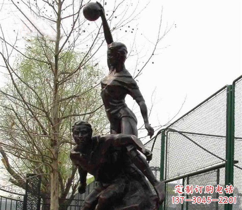 大连打篮球的运动员铜雕