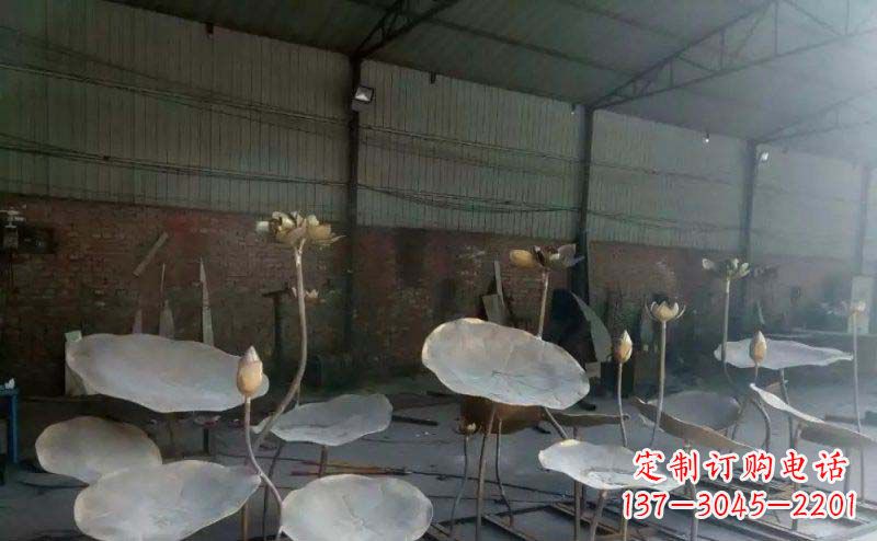 大连锻铜荷叶荷花广场景观雕塑