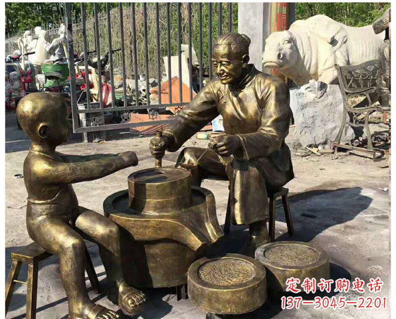 大连传承传统，细节丰富的把老人磨豆浆雕塑