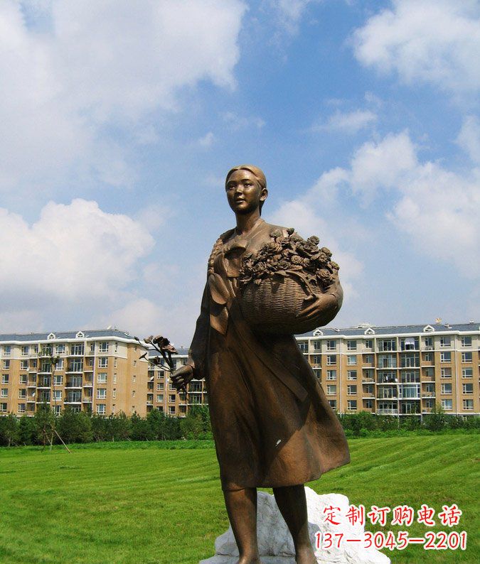 大连公园抱着花篮的少数民族女孩人物铜雕