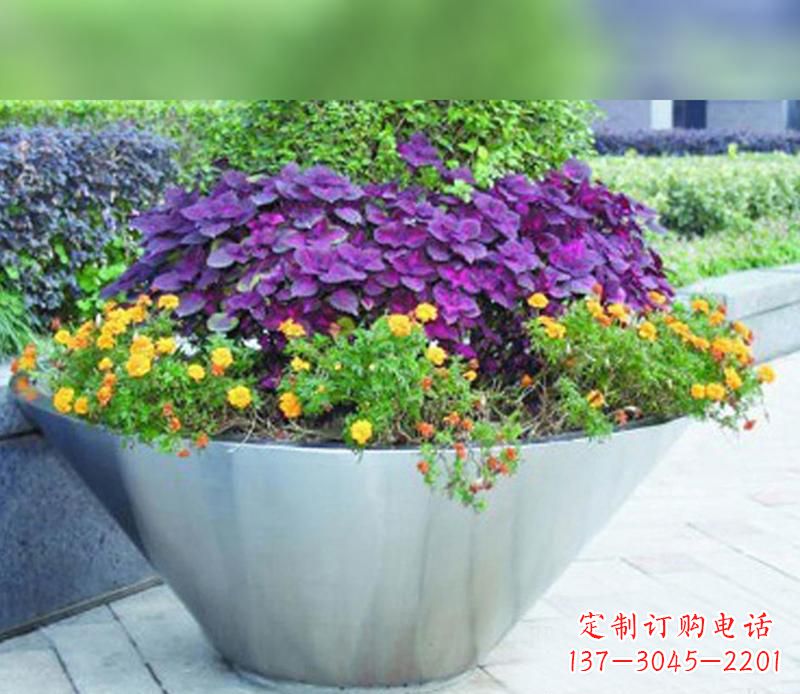 大连中领雕塑精致无比的花盆雕塑