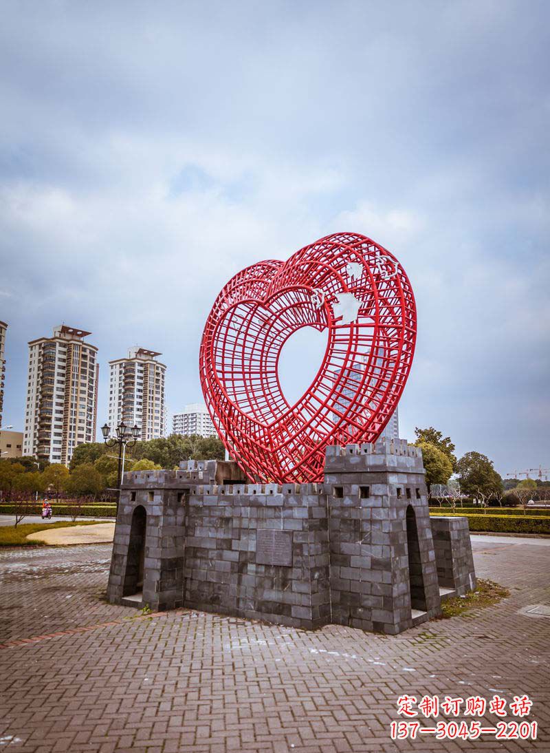 大连拥抱和平的心以心型和平鸽雕塑传递心意