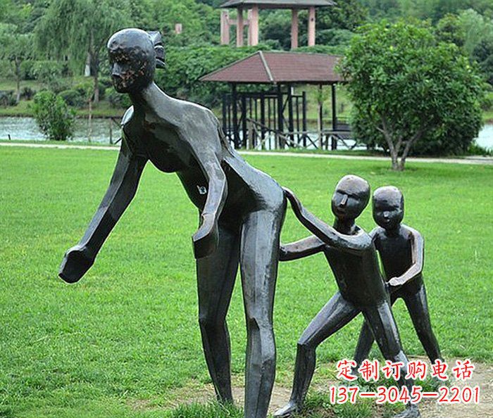 大连公园抽象老鹰捉小鸡人物铜雕