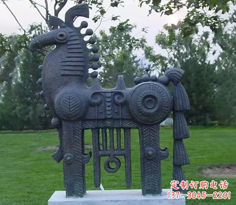大连公园抽象马铜雕 (2)