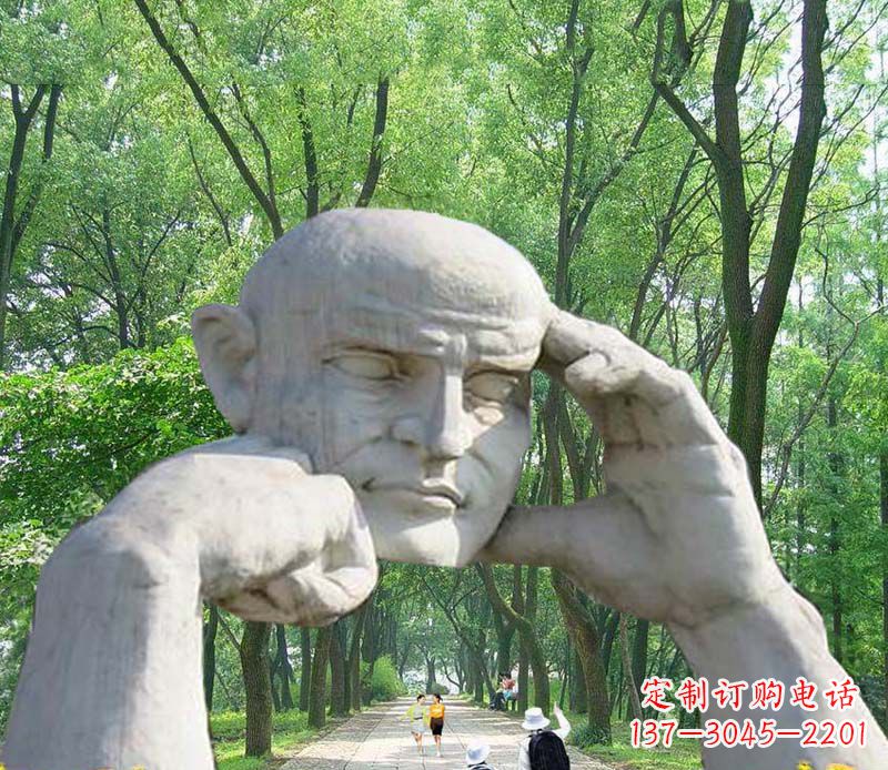 大连公园抽象人物拱门石雕