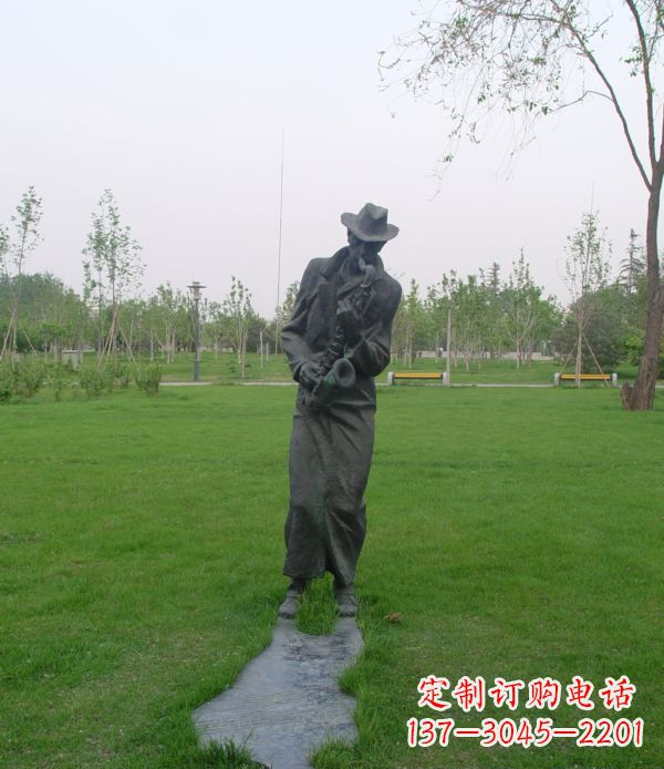 大连公园吹萨克斯人物铜雕