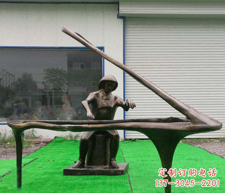 大连 传奇钢琴雕塑