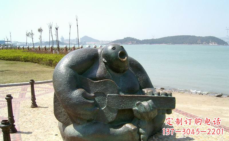 大连音乐驻足,公园弹吉他铜雕