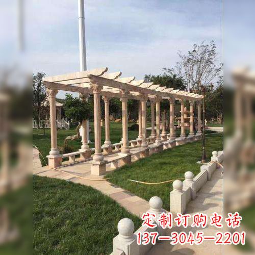 大连增添公园美景的长廊石雕