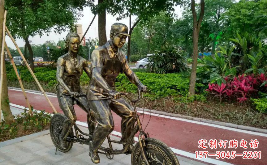 大连公园两人骑自行车铜雕