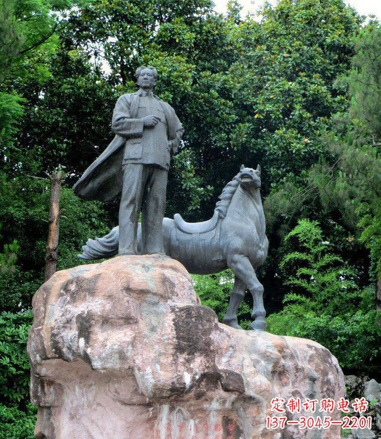 大连公园毛主席和马景观铜雕