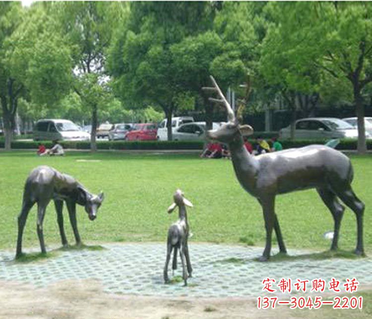 大连梦幻般的雕塑——梅花鹿一家三口铜雕