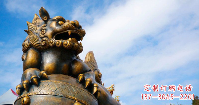 大连公园趴在球上的狮子景观铜雕