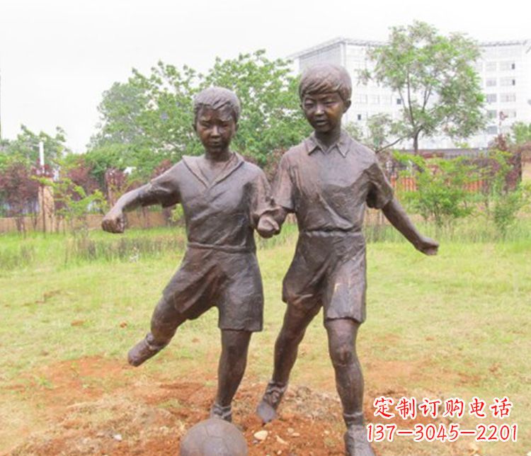 大连童心盎然的足球铜雕