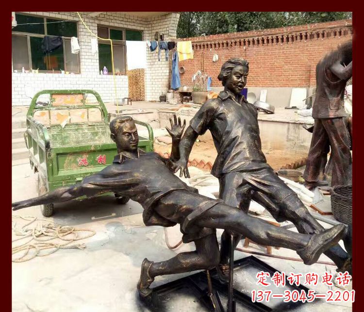 大连足球迷必备,象征性的足球雕塑