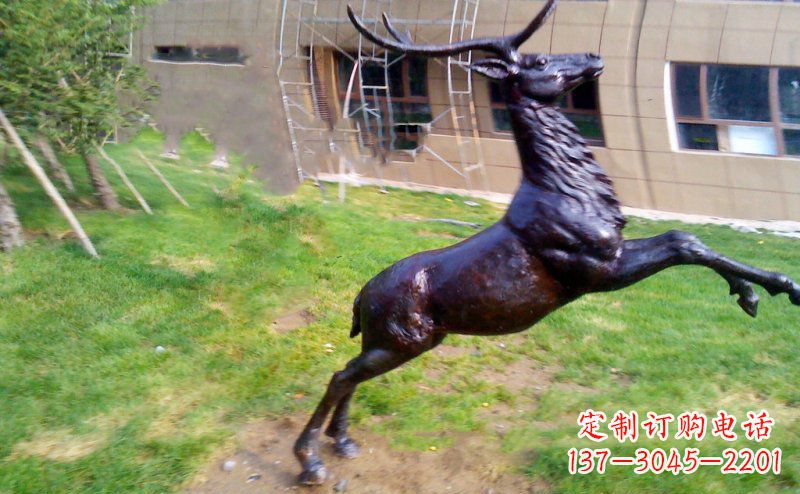 大连跳跃的鹿动物铜雕
