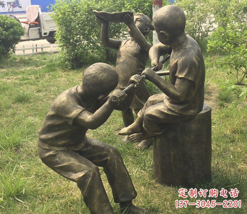 大连公园玩水的儿童铜雕