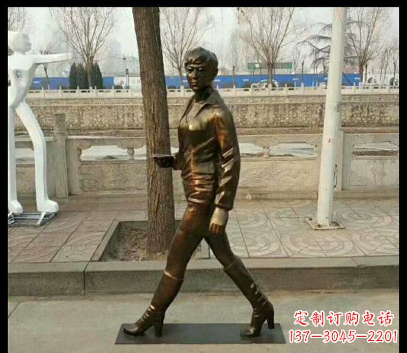 大连公园走路的女孩铜雕