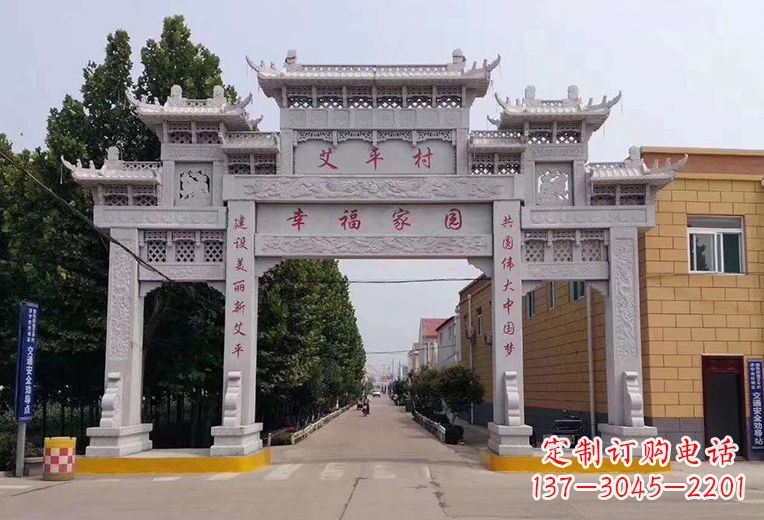 大连古代牌坊上石雕鱼