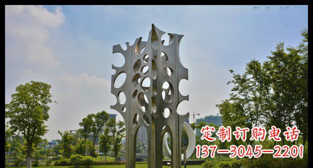 大连定制化大型不锈钢松树雕塑