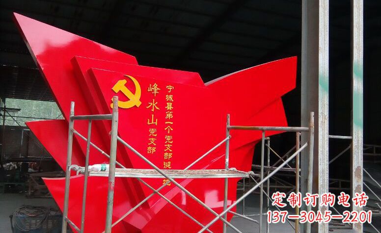 大连展示爱国主义精神,极致装饰新中国党旗雕塑