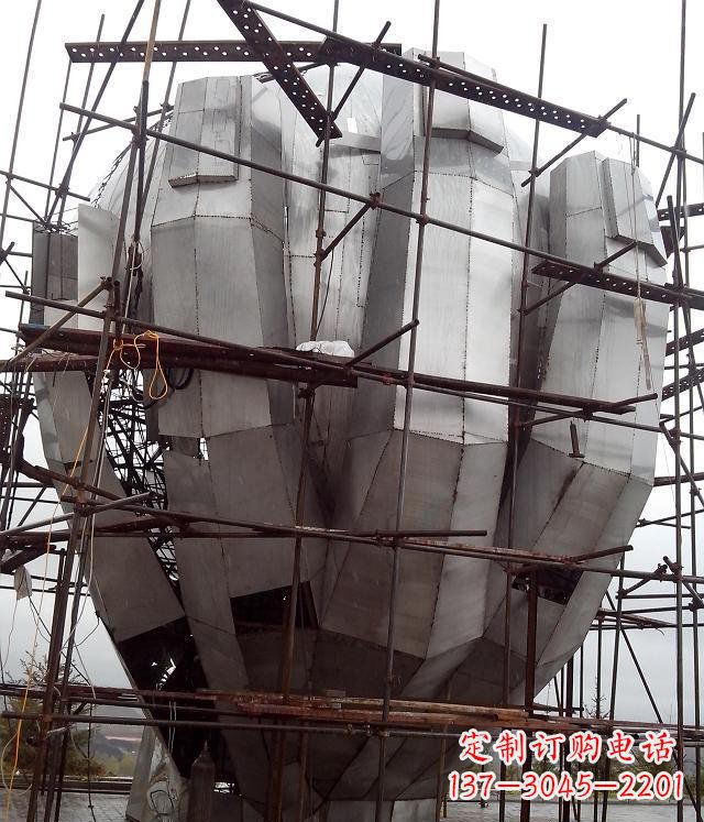 大连展现独特审美:不锈钢蟠桃大型景观雕塑