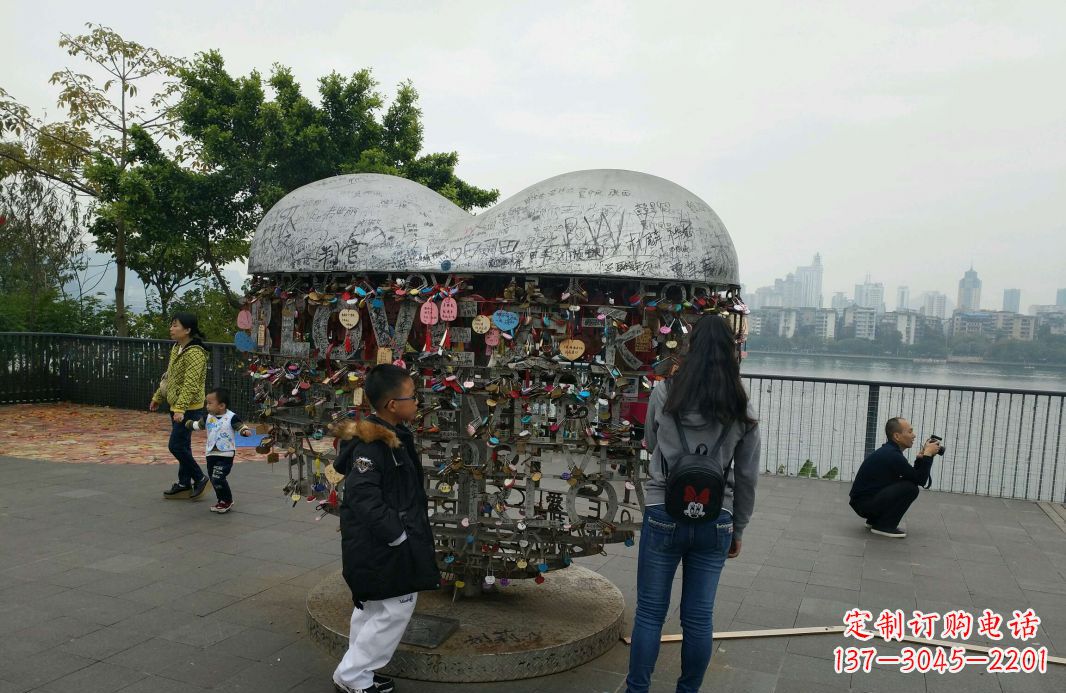 大连不锈钢英文字母镂空景观雕塑