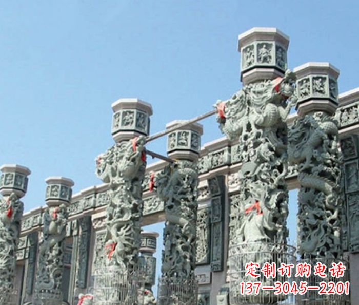 大连青石龙柱雕塑,装点热闹的广场景观