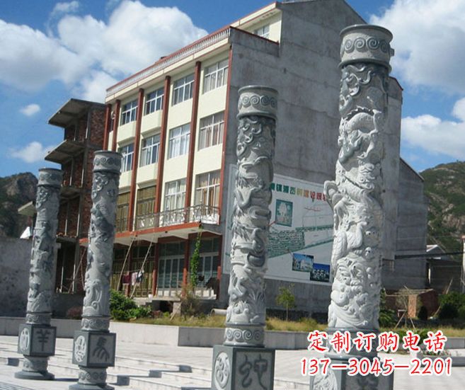 大连以龙柱为原型的十二生肖石雕