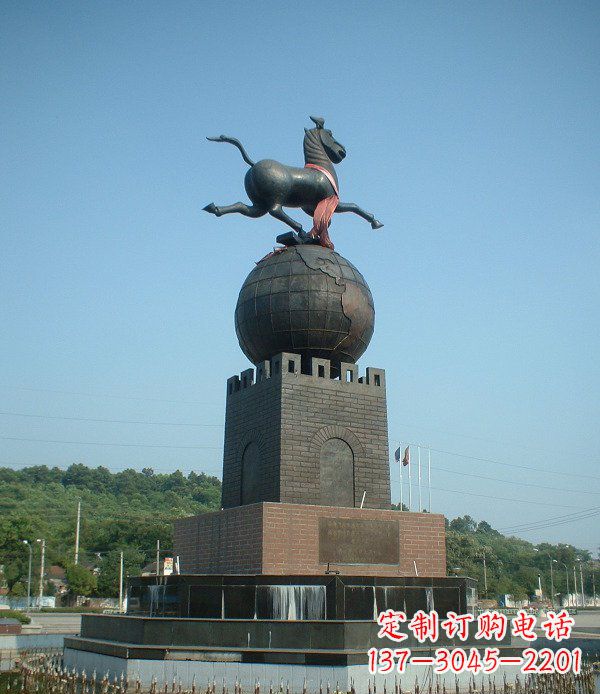 大连广场马踏地球城市景观铜雕