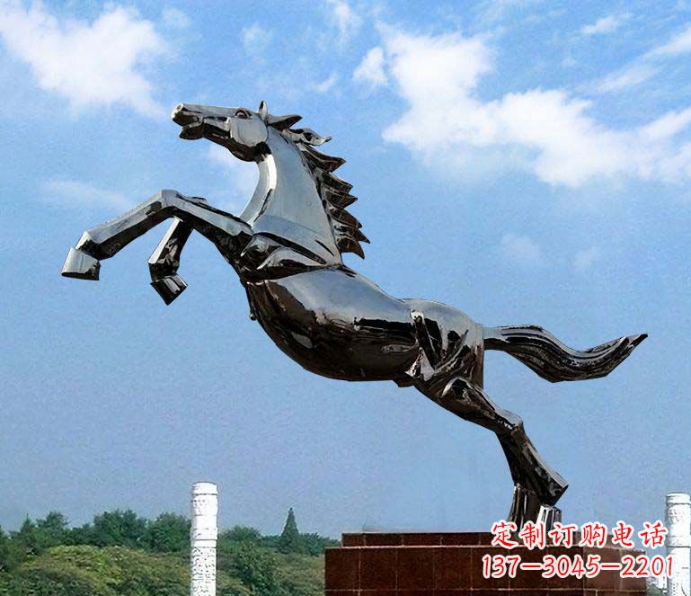 大连广场一往直前不锈钢奔马雕塑