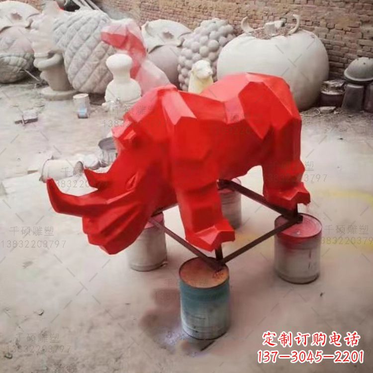 大连红色几何切面抽象犀牛雕塑
