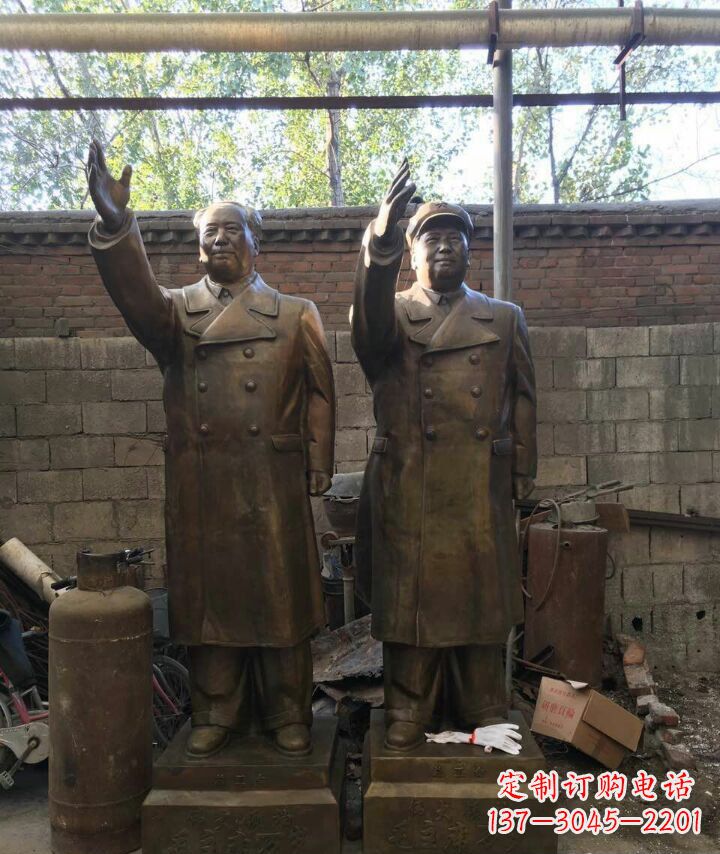 大连挥手的毛主席伟人铜雕
