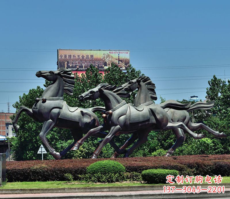 大连非凡运动，街边奔马铜雕塑