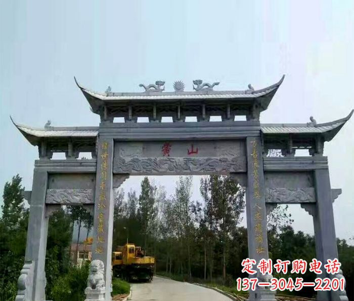 大连景区三门石雕牌楼,是一种典型的古典建筑风…