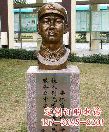 大连让爱与正义永远绽放光芒——雷锋雕塑
