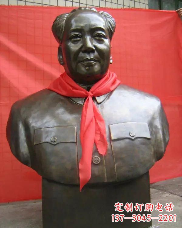 大连毛主席铜雕像，见证历史的瞬间