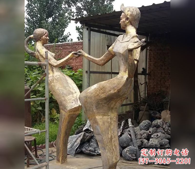 大连情侣跳舞广场景观铜雕