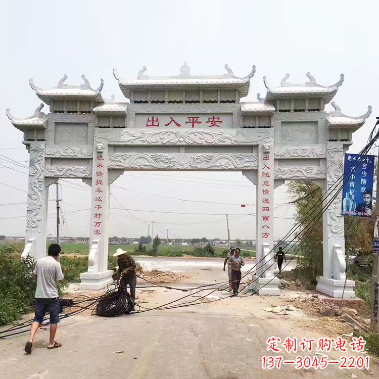 大连质朴粗犷的三间四柱农村石牌坊雕塑