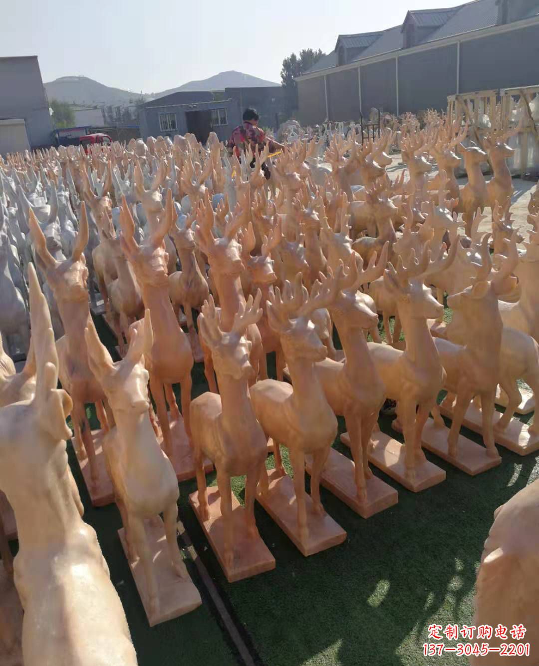 大连红梅花鹿雕塑，美丽而优雅