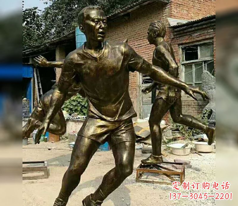 大连踢足球广场人物铜雕